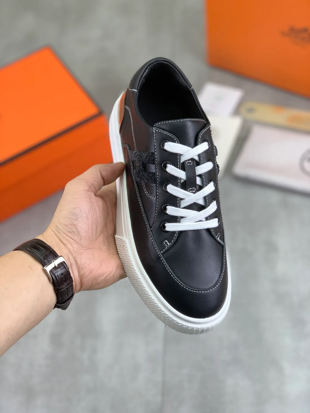 Men's men's shoes 💰P640 new top version original order Hermes couples 🧑‍🤝‍🧑 style Drift Sneaker autumn new casual sports shoes original purchase development and production H family men's classic series technical breathable fabrics with cowhide casual sports shoes casual sports dad shoes combine high-tech breathable materials and cowhide, H family exclusive button decoration on the side The outsole is full of H italic design and bright colors to show vitality and continue the brand design inspiration. Stroll around the city lightly and feel free and comfortable. Exquisite packaging at the delivery counter🛍📦 ▪️Fabric: original customized breathable material + first layer of cowhide ▪️Inner: cowhide feet ▪️Outsole: molded and evacuated PU+TPU material ▪️Size: 35-45 Multiple colors available Premium packaging